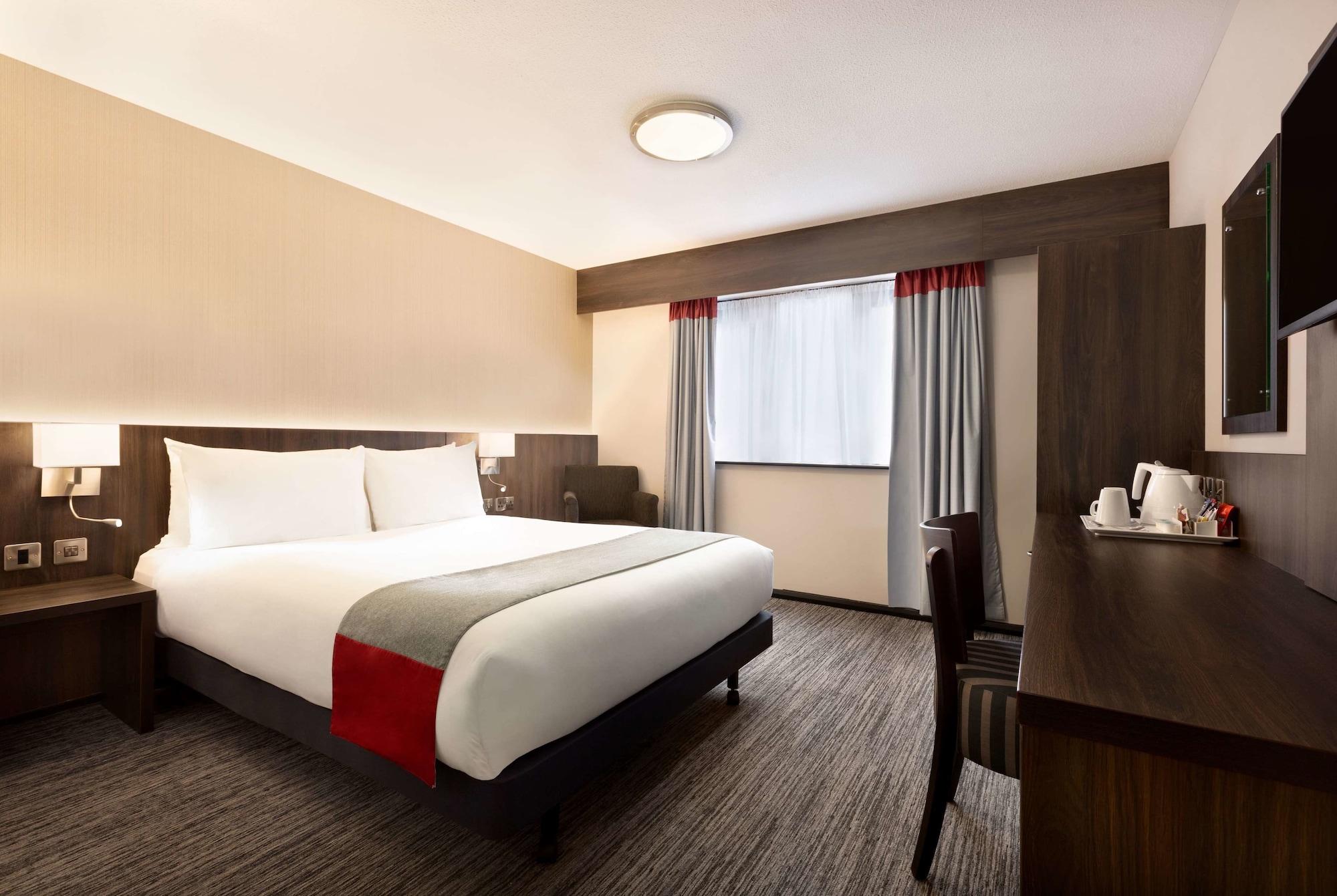 Ramada By Wyndham Cobham Hotel Cobham  Ngoại thất bức ảnh