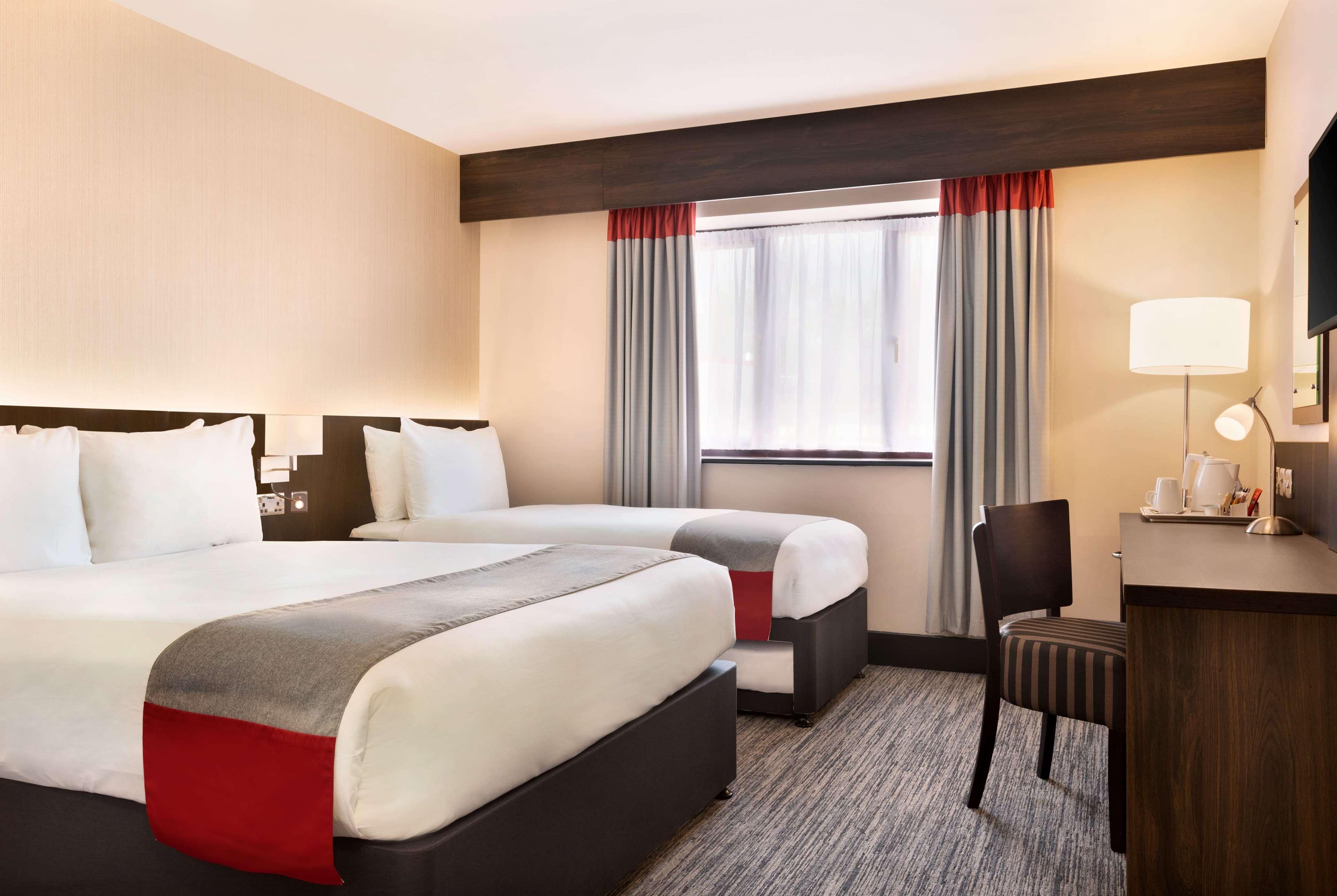 Ramada By Wyndham Cobham Hotel Cobham  Ngoại thất bức ảnh