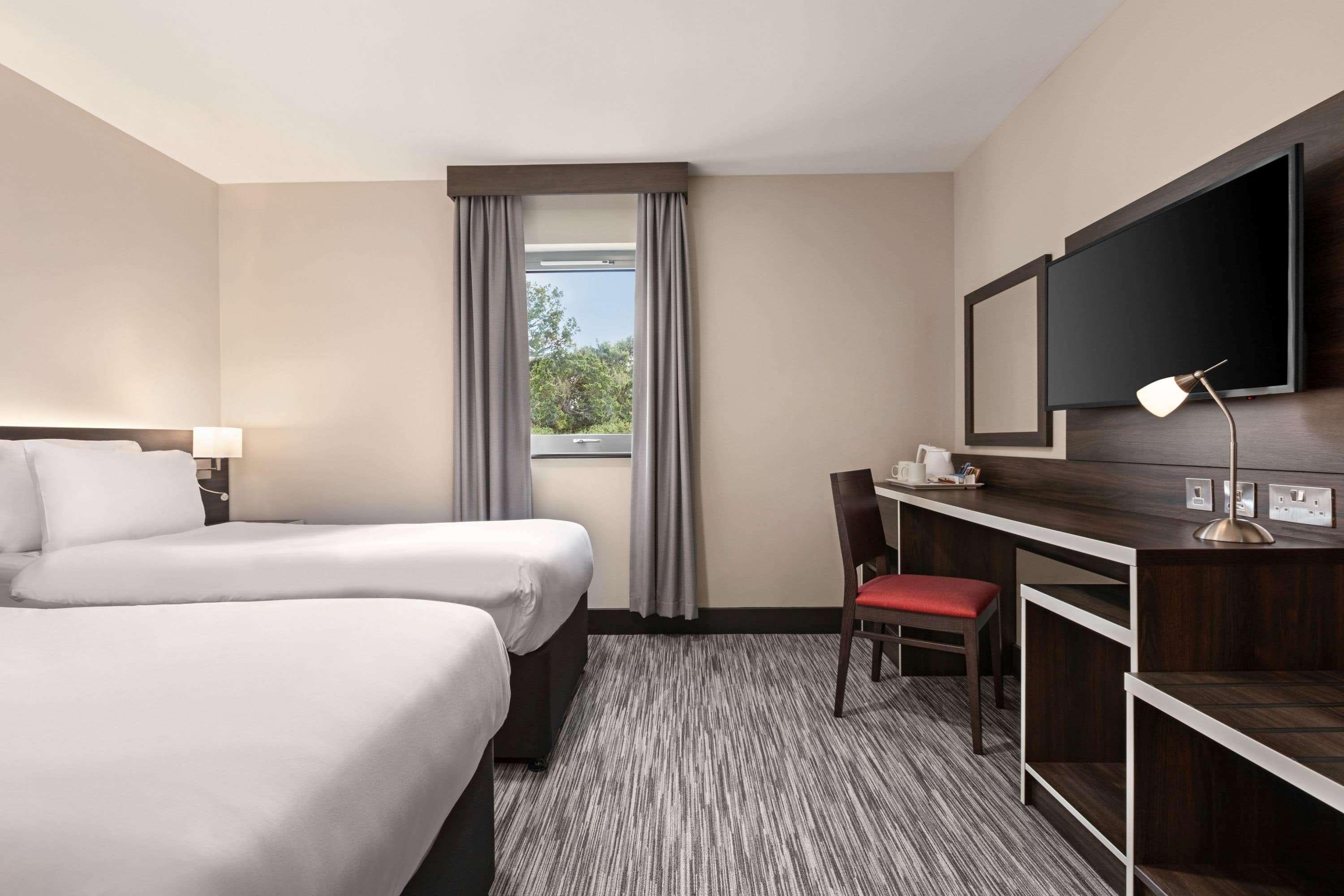 Ramada By Wyndham Cobham Hotel Cobham  Ngoại thất bức ảnh