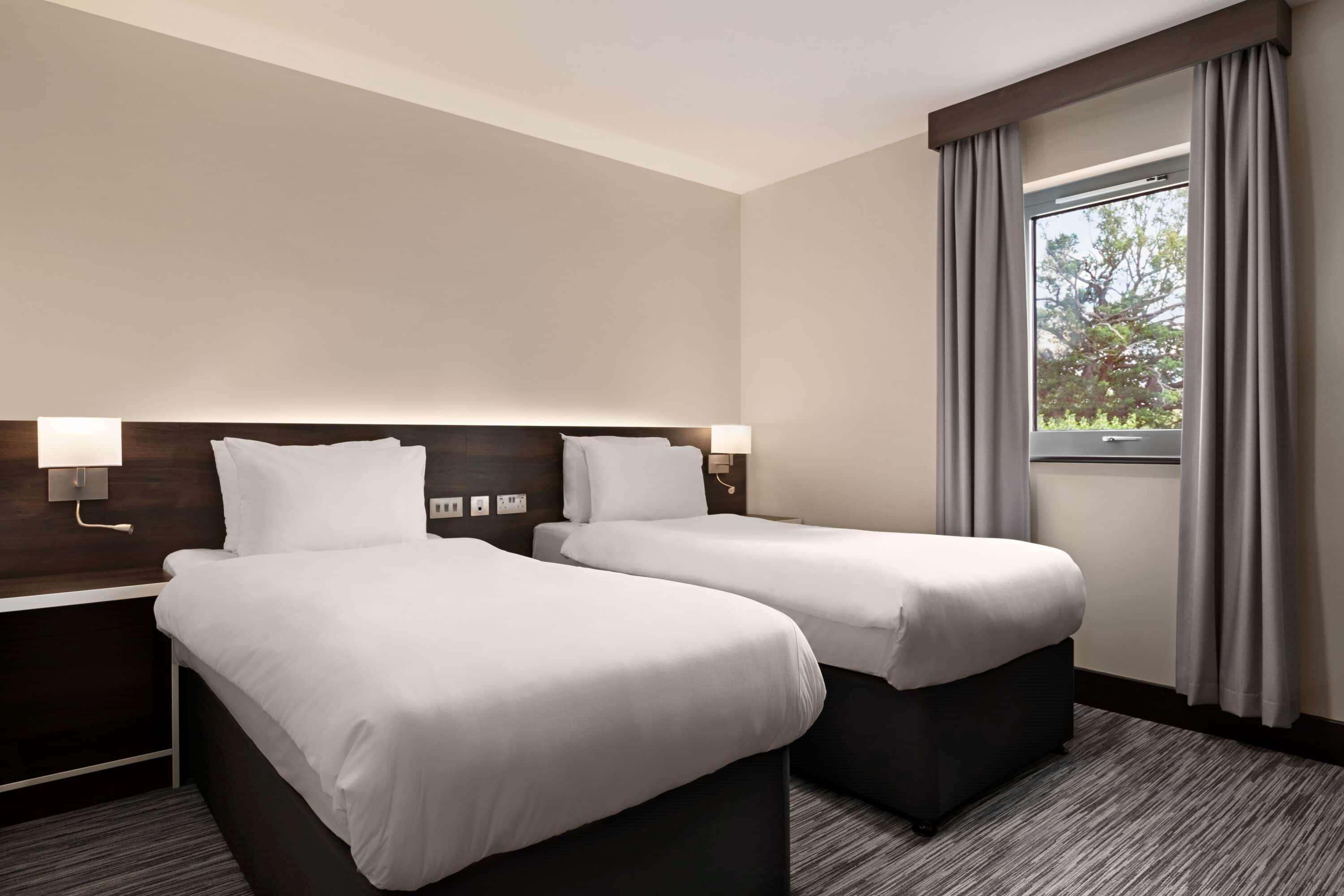 Ramada By Wyndham Cobham Hotel Cobham  Ngoại thất bức ảnh