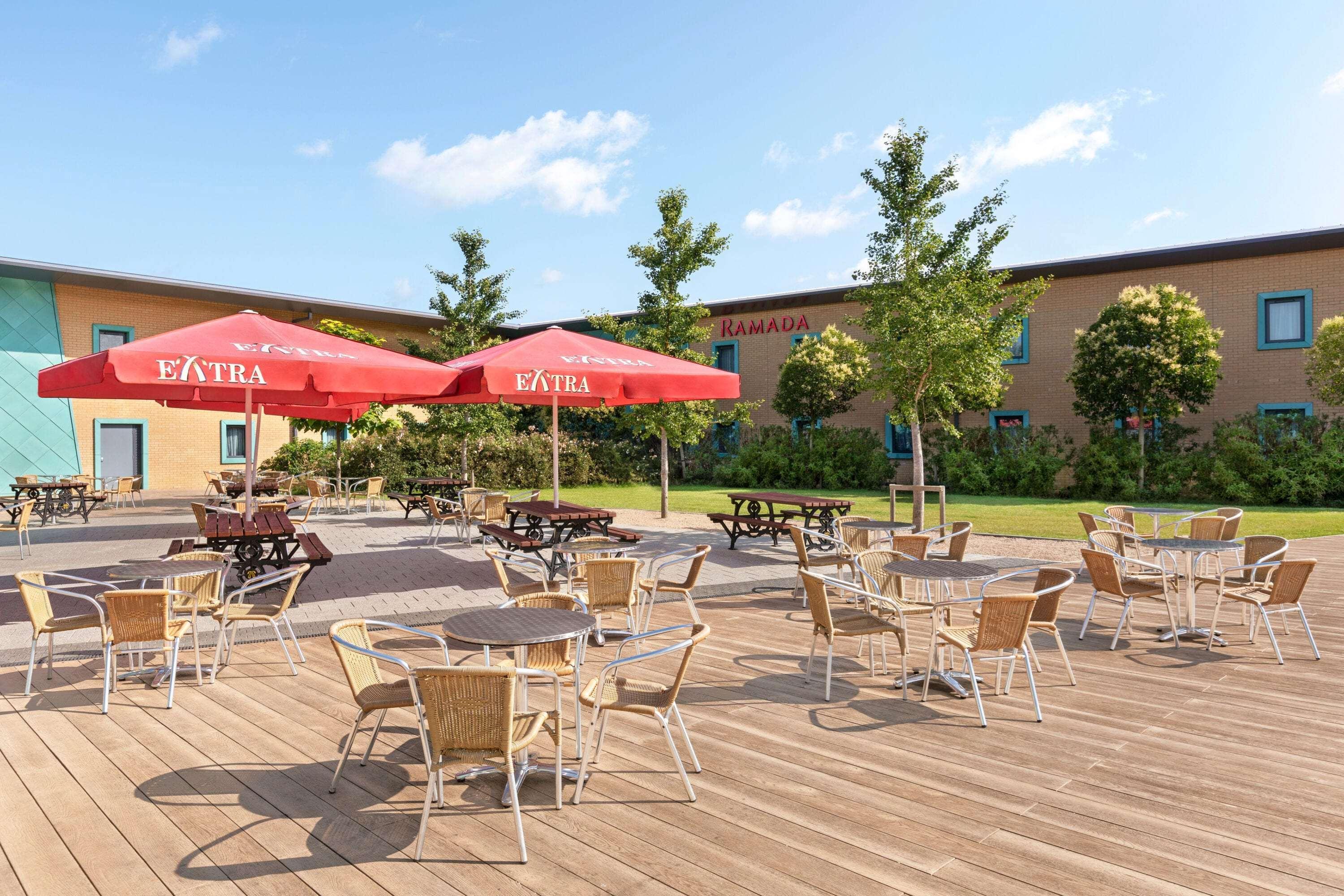 Ramada By Wyndham Cobham Hotel Cobham  Ngoại thất bức ảnh