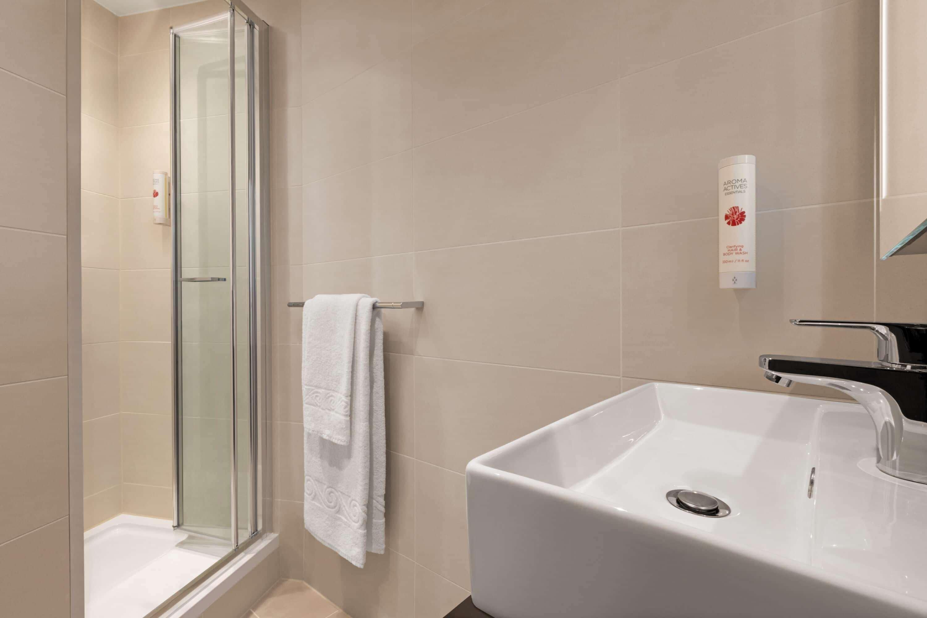 Ramada By Wyndham Cobham Hotel Cobham  Ngoại thất bức ảnh