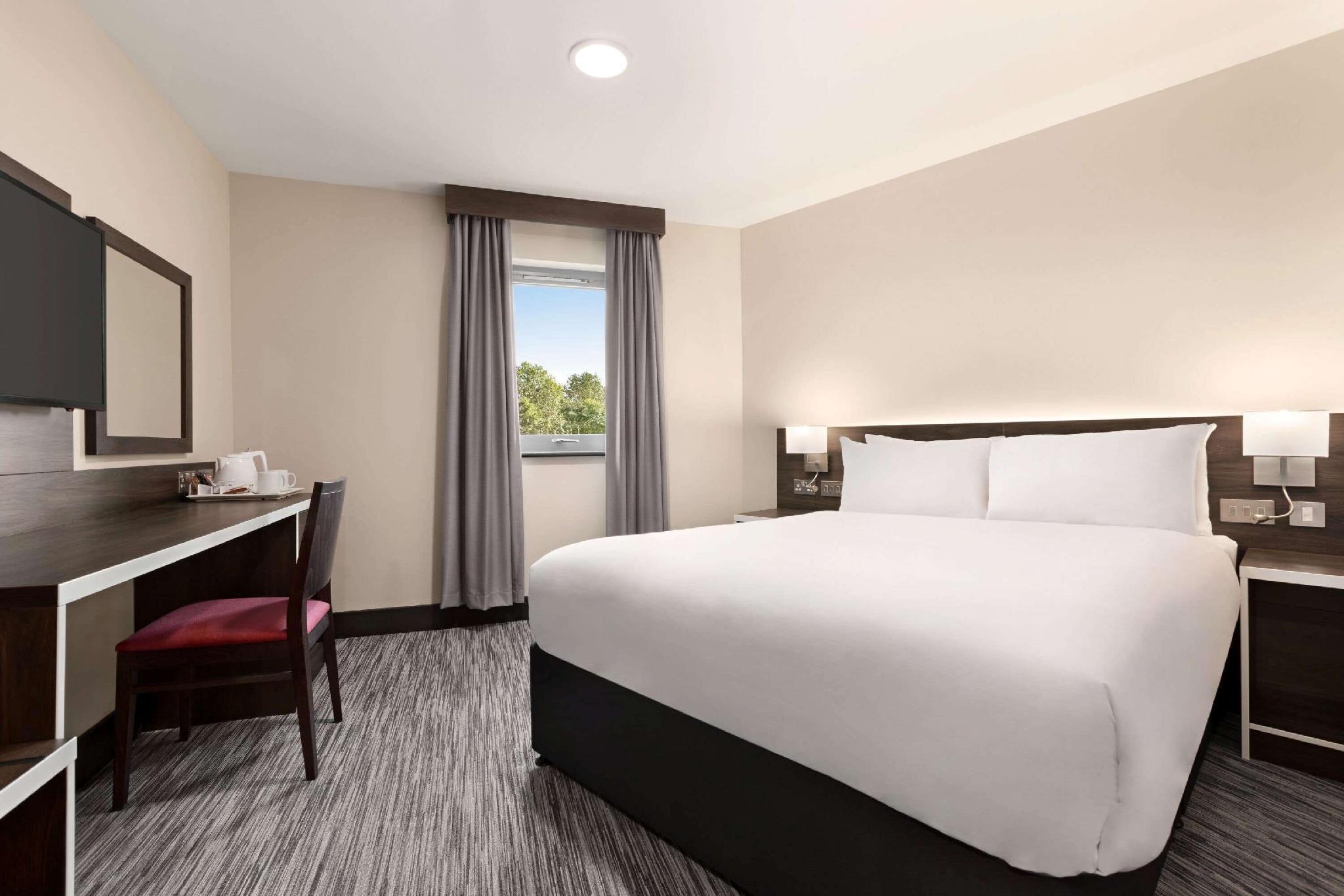 Ramada By Wyndham Cobham Hotel Cobham  Ngoại thất bức ảnh