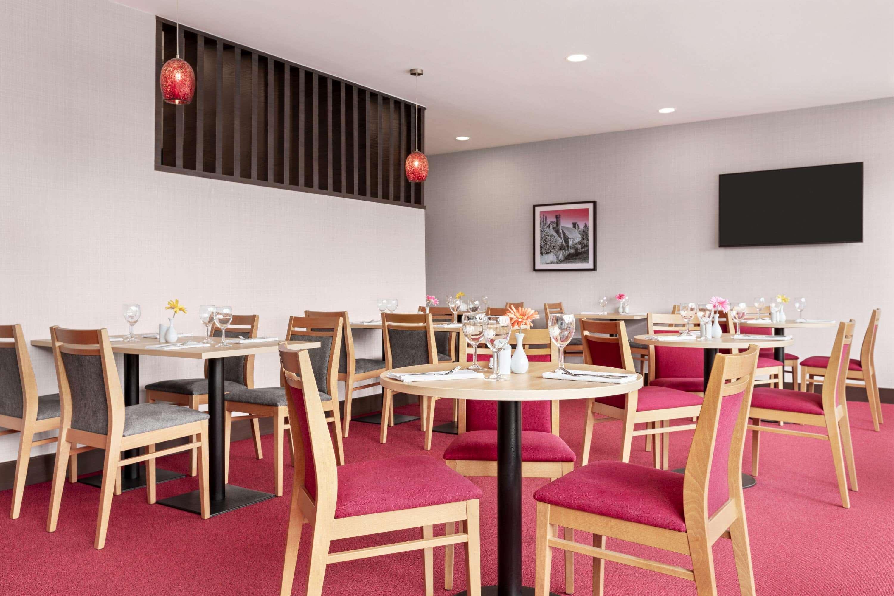 Ramada By Wyndham Cobham Hotel Cobham  Ngoại thất bức ảnh