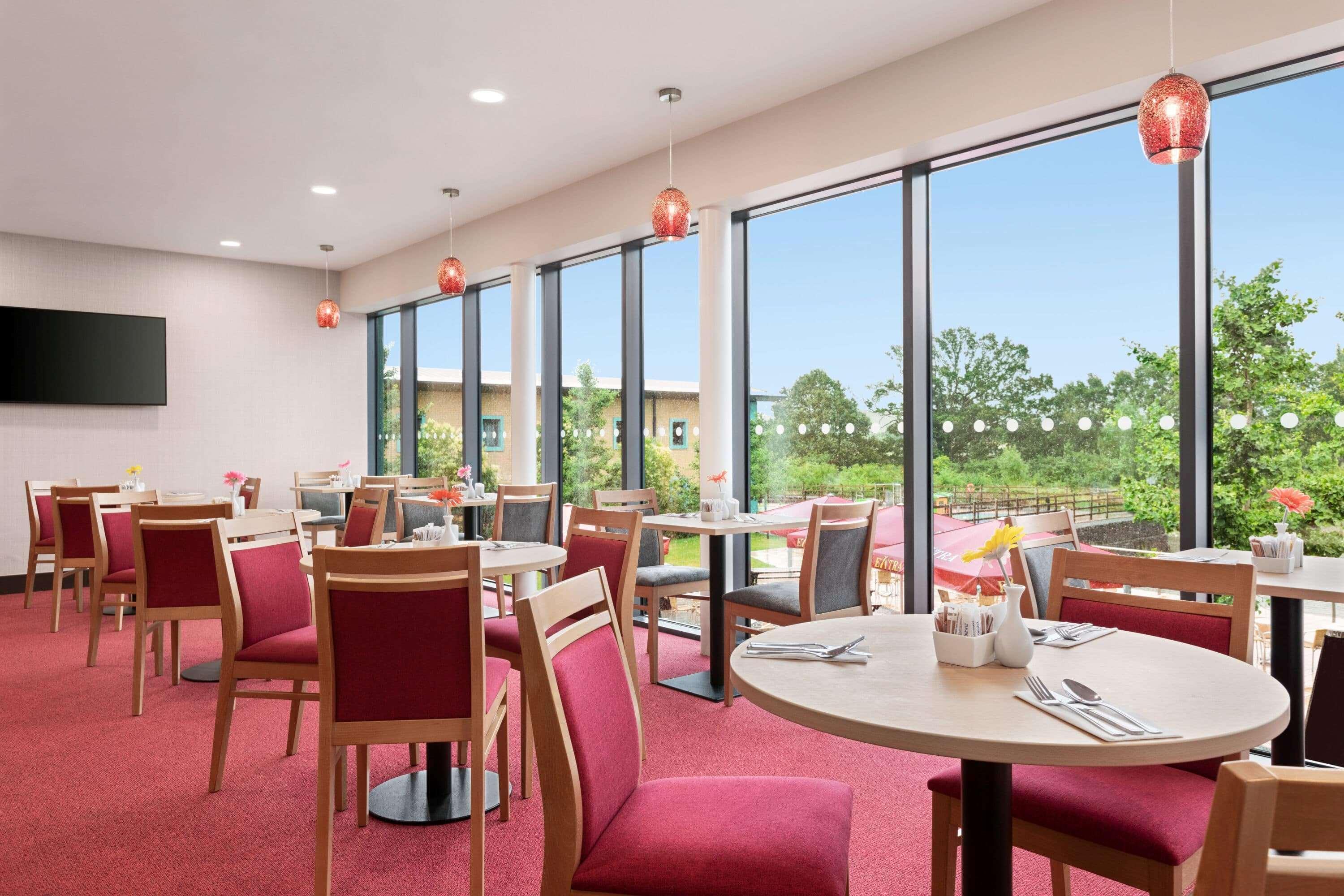 Ramada By Wyndham Cobham Hotel Cobham  Ngoại thất bức ảnh
